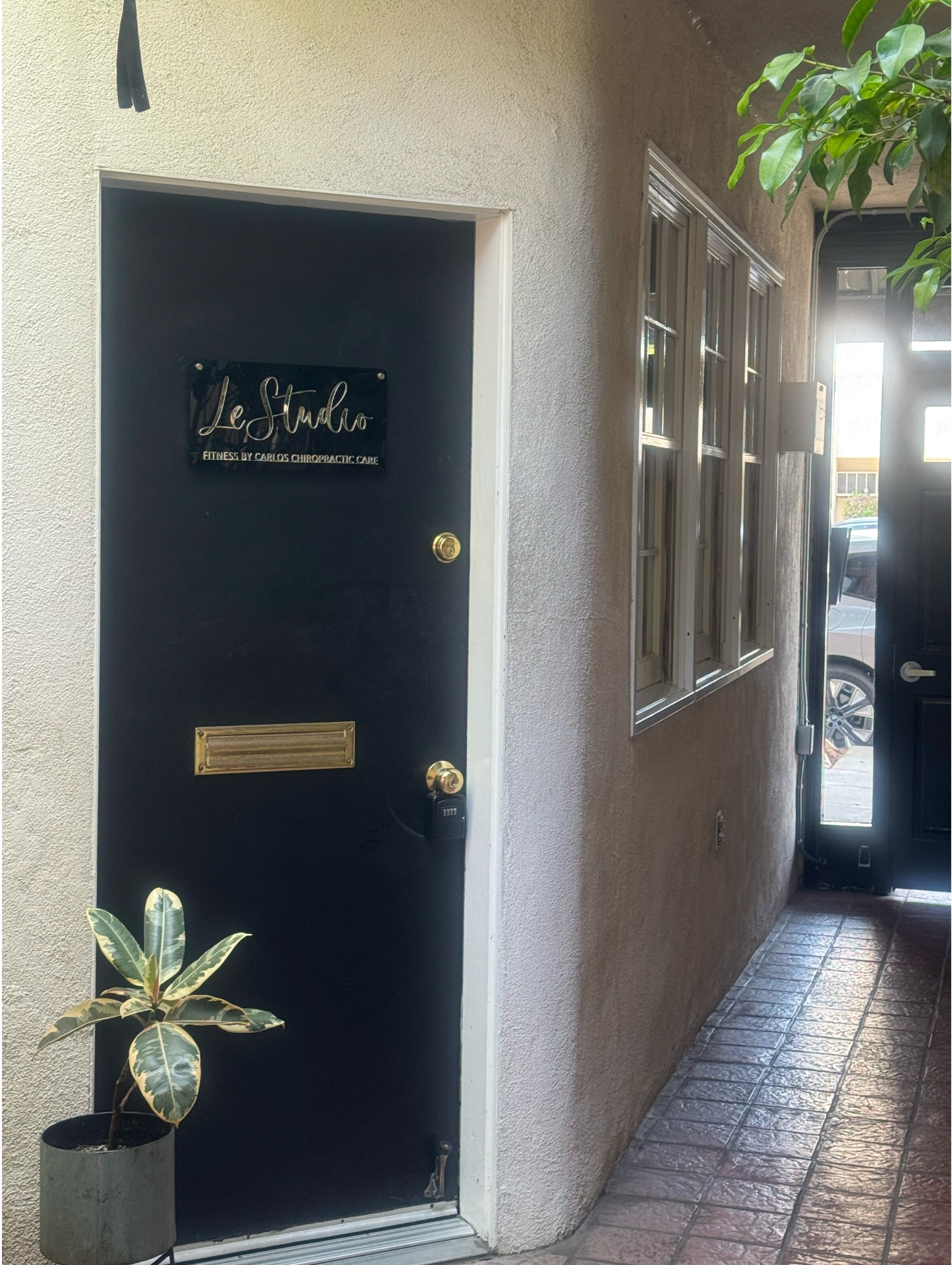 Le Studio entrance door